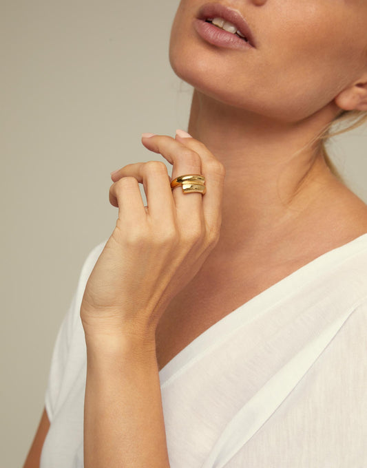 Unode50 Anillo dorado con forma tubular cerrado al centro