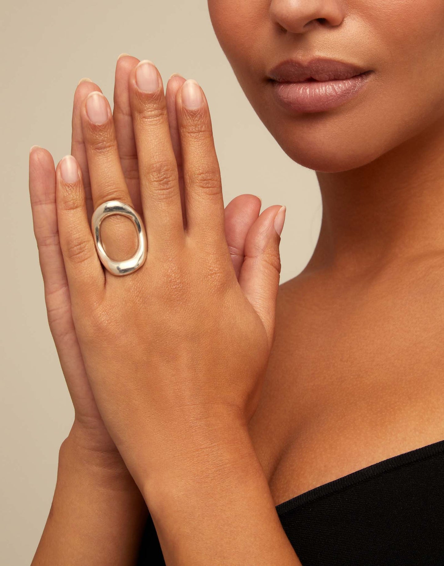 Unode50 Anillo plateado con óvalo central grande