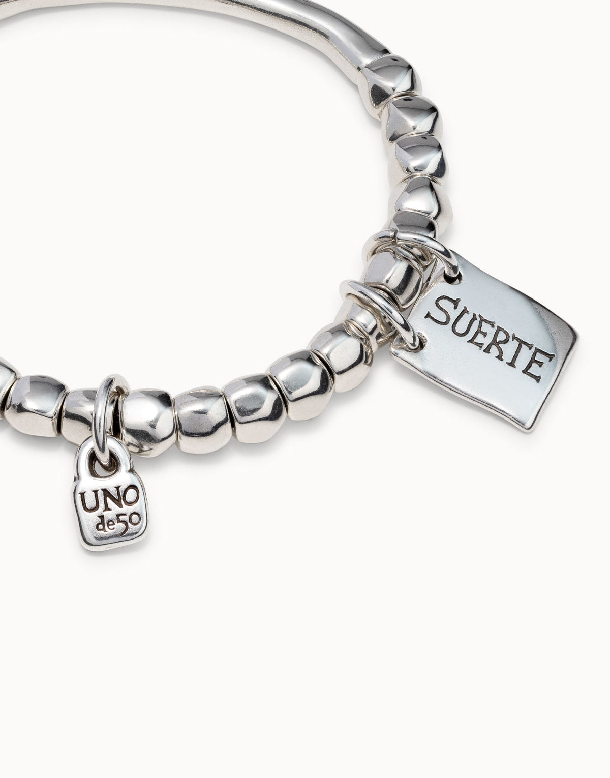 Unode50 Pulsera de cuentas, pieza tubular y chapa con mensaje bañado en plata (suerte)