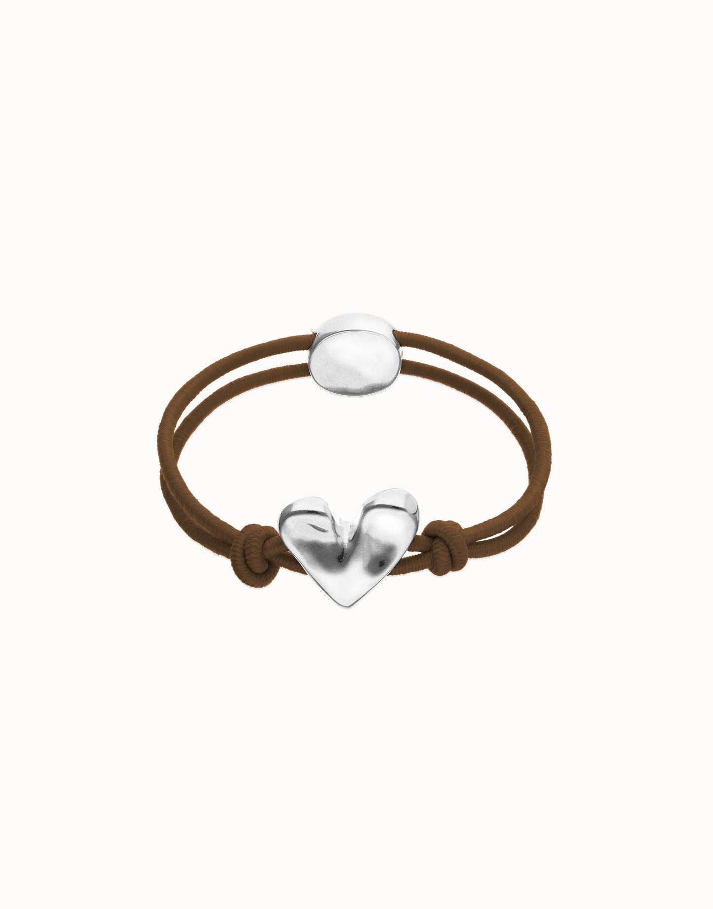 Pulsera de hilo elástico marrón con corazón bañado en plata de ley