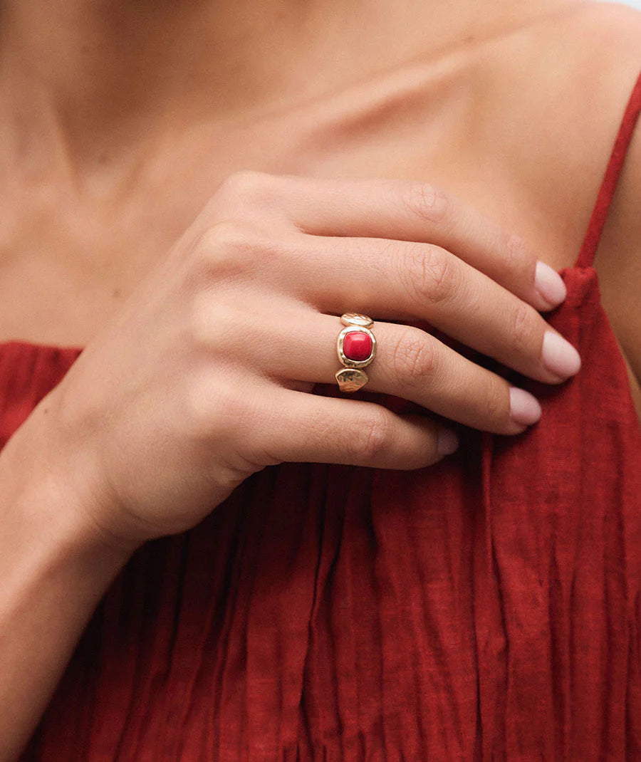 Anillo Zahara con coral sintético rojo