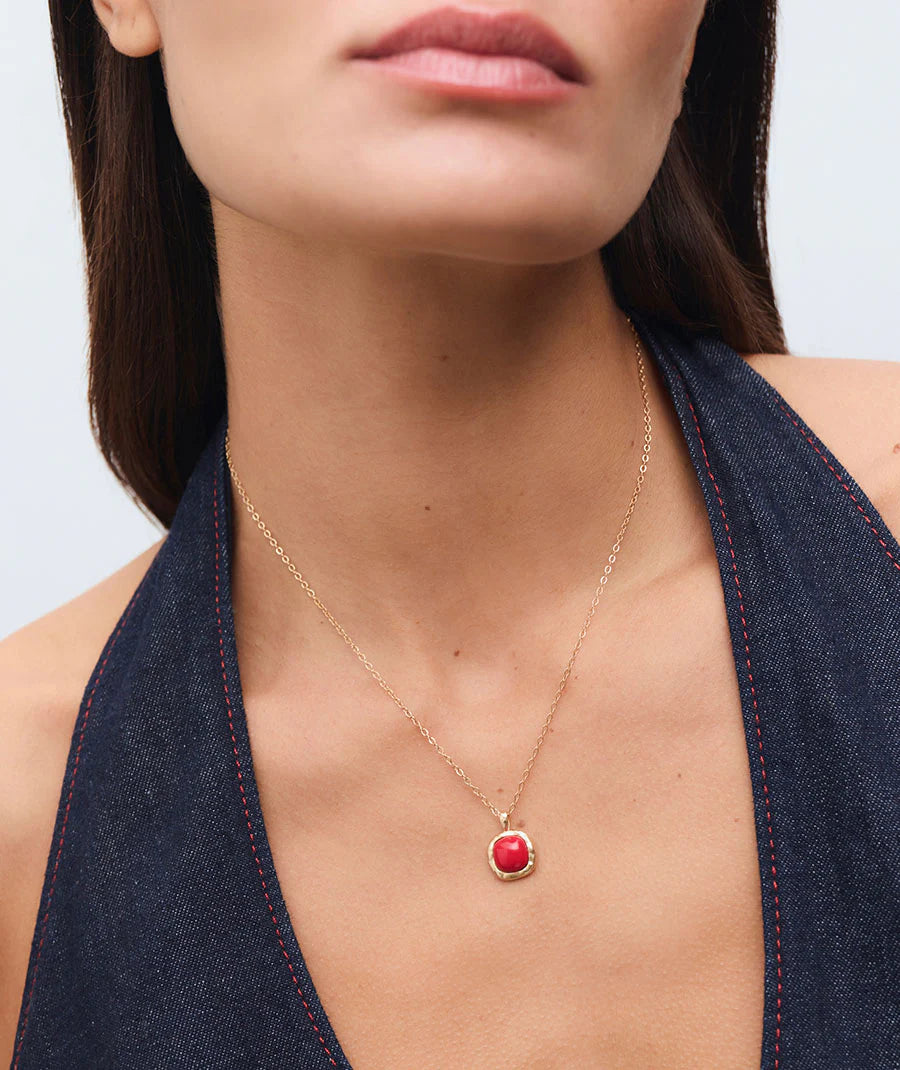Collar cadena fina Zahara con coral sintético rojo