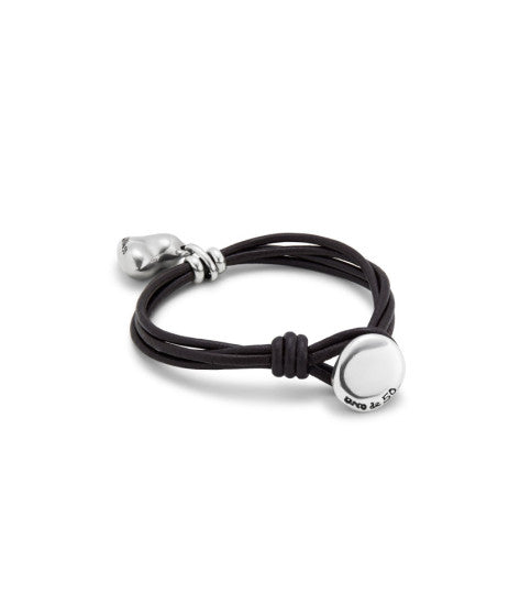 Pulsera con 4 tiras de cuero con cierre botón y charm de corazón bañado en plata de ley
