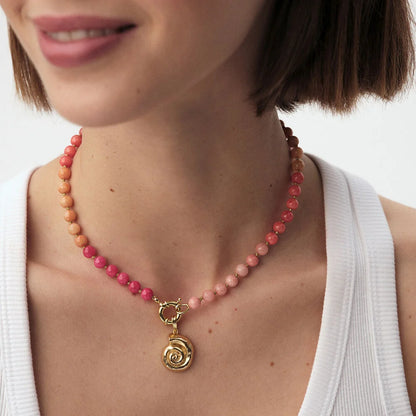 Collar corto TIARE jade tono naranja y caracola