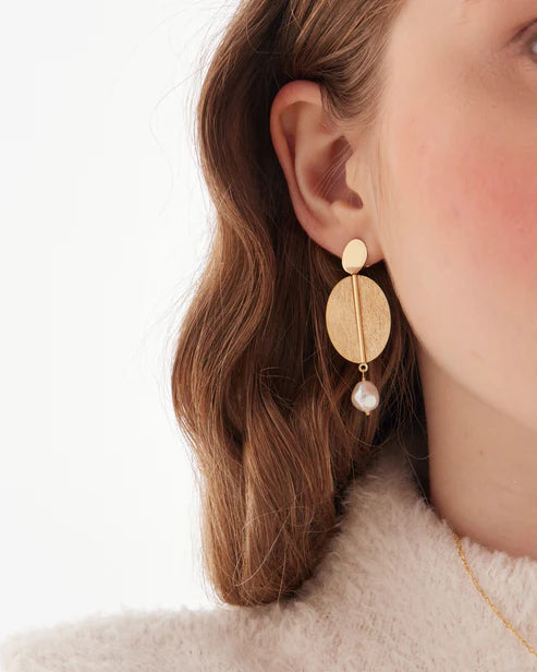 Pendientes largos textura oval Sera con perla barroca en Plata