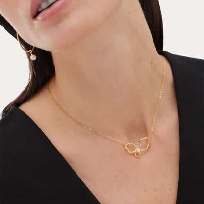 Collar corto hoja Ohayo con perla en Dorado