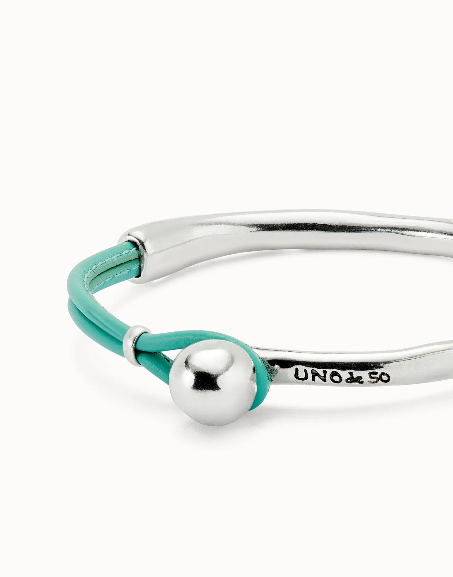 Unode50 Pulsera semirígida bañada en plata de ley con cuero turquesa