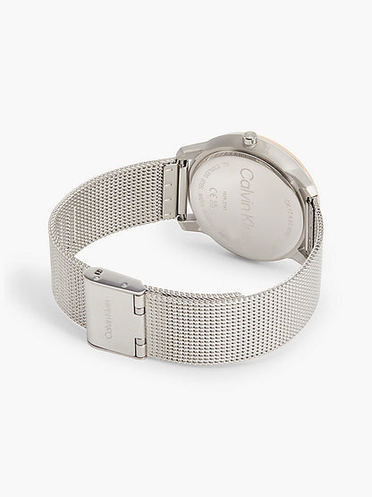 Reloj con pulsera de malla y logo monograma