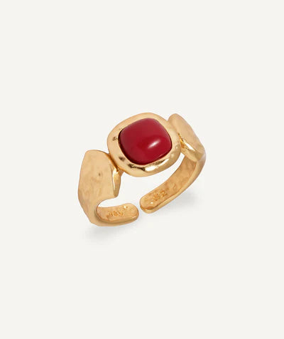 Anillo Zahara con coral sintético rojo