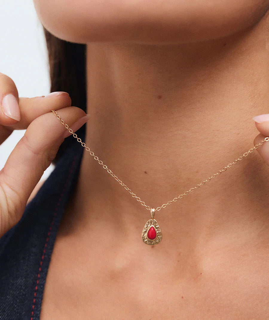 Collar de gota Zahara con coral sintético rojo