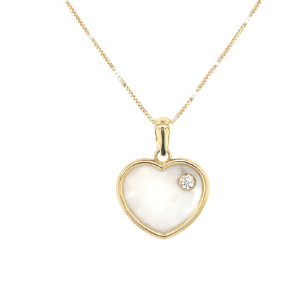 Colgante corazón de nácar con un diamante