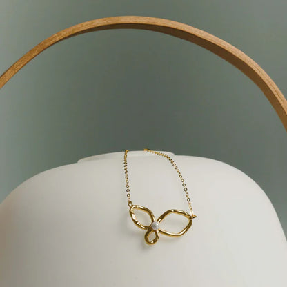 Collar corto hoja Ohayo con perla en Dorado