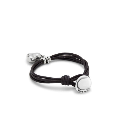 Pulsera con 4 tiras de cuero con cierre botón y charm de corazón bañado en plata de ley