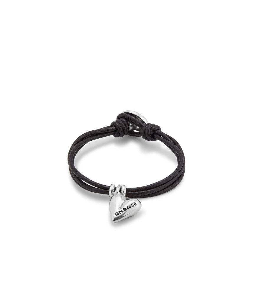Pulsera con 4 tiras de cuero con cierre botón y charm de corazón bañado en plata de ley