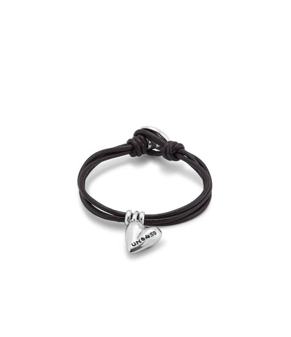Pulsera con 4 tiras de cuero con cierre botón y charm de corazón bañado en plata de ley