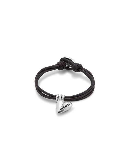 Pulsera con 4 tiras de cuero con cierre botón y charm de corazón bañado en plata de ley